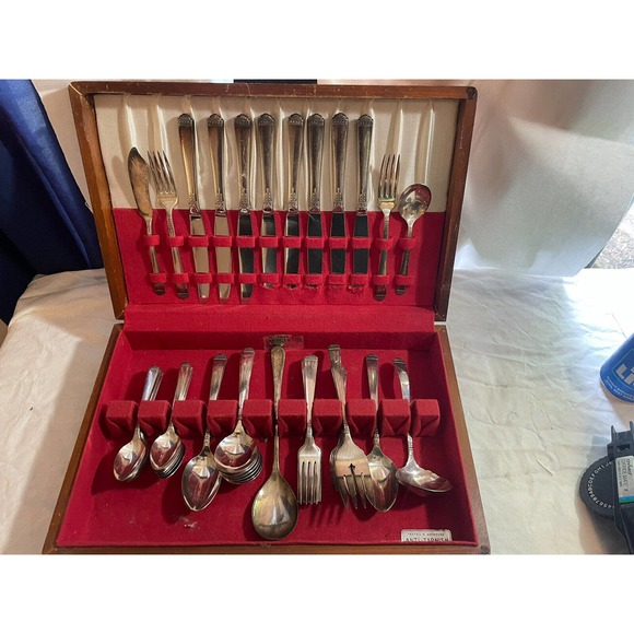 60 Pc 1881 Rogers Oneida Flirtation Silverplate Flatware Set & Serving Pcs w/box